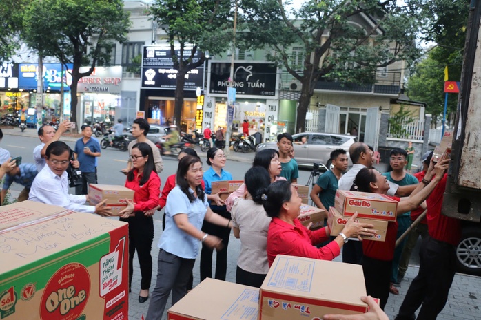 Hình ảnh mang yêu thương của Bình Dương “lên xe” hướng về miền Bắc- Ảnh 10. Hình ảnh mang yêu thương của Bình Dương “lên xe” hướng về miền Bắc- Ảnh 10.
