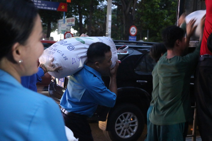 Hình ảnh mang yêu thương của Bình Dương “lên xe” hướng về miền Bắc- Ảnh 8. Hình ảnh mang yêu thương của Bình Dương “lên xe” hướng về miền Bắc- Ảnh 8.