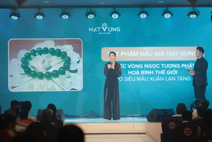 "Tiếng gọi yêu thương" quyên góp được 2,2 tỉ đồng để tặng bà con vùng lũ
- Ảnh 2. "Tiếng gọi yêu thương" quyên góp được 2,2 tỉ đồng để tặng bà con vùng lũ
- Ảnh 2.