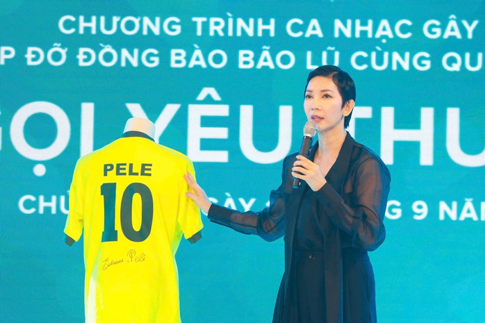 "Tiếng gọi yêu thương" quyên góp được 2,2 tỉ đồng để tặng bà con vùng lũ
- Ảnh 1. "Tiếng gọi yêu thương" quyên góp được 2,2 tỉ đồng để tặng bà con vùng lũ
- Ảnh 1.
