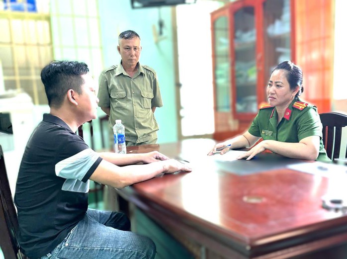 Đối tượng đâm thành viên lực lượng bảo vệ an ninh trật tự cơ sở đã ra đầu thú- Ảnh 1. Đối tượng đâm thành viên lực lượng bảo vệ an ninh trật tự cơ sở đã ra đầu thú- Ảnh 1.
