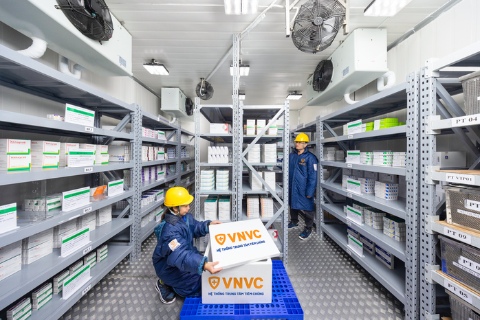 Hệ thống tiêm chủng VNVC đầu tư hàng trăm kho lạnh đạt chuẩn GSP và hệ thống dây chuyền lạnh bảo quản vắc-xin chất lượng quốc tế tại mỗi trung tâm, đảm bảo an toàn và tính hiệu quả của vắc-xin Hệ thống tiêm chủng VNVC đầu tư hàng trăm kho lạnh đạt chuẩn GSP và hệ thống dây chuyền lạnh bảo quản vắc-xin chất lượng quốc tế tại mỗi trung tâm, đảm bảo an toàn và tính hiệu quả của vắc-xin