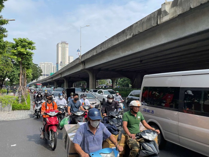 VIDEO: Nhiều tuyến phố Hà Nội ngập sâu sau mưa lớn, ùn tắc nghiêm trọng- Ảnh 11. VIDEO: Nhiều tuyến phố Hà Nội ngập sâu sau mưa lớn, ùn tắc nghiêm trọng- Ảnh 11.