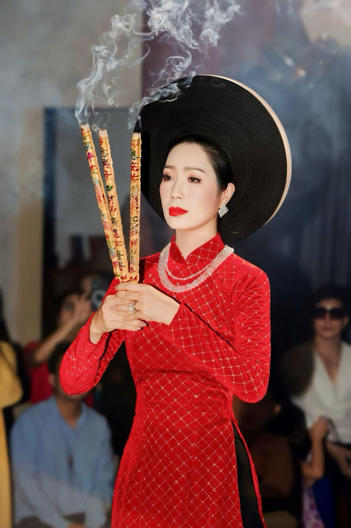 NSND Trịnh Kim Chi khóc vì miền Bắc và ủng hộ 300 triệu đồng- Ảnh 4. NSND Trịnh Kim Chi khóc vì miền Bắc và ủng hộ 300 triệu đồng- Ảnh 4.