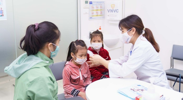 100% bác sĩ, điều dưỡng tại VNVC có chứng chỉ an toàn tiêm chủng do Bộ Y tế cấp, được đào tạo thường xuyên kỹ năng xử trí phản ứng sau tiêm 100% bác sĩ, điều dưỡng tại VNVC có chứng chỉ an toàn tiêm chủng do Bộ Y tế cấp, được đào tạo thường xuyên kỹ năng xử trí phản ứng sau tiêm