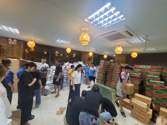 Ca sĩ Hà Phương gửi 1.000 thùng quà cho bà con miền Bắc- Ảnh 2. Ca sĩ Hà Phương gửi 1.000 thùng quà cho bà con miền Bắc- Ảnh 2.