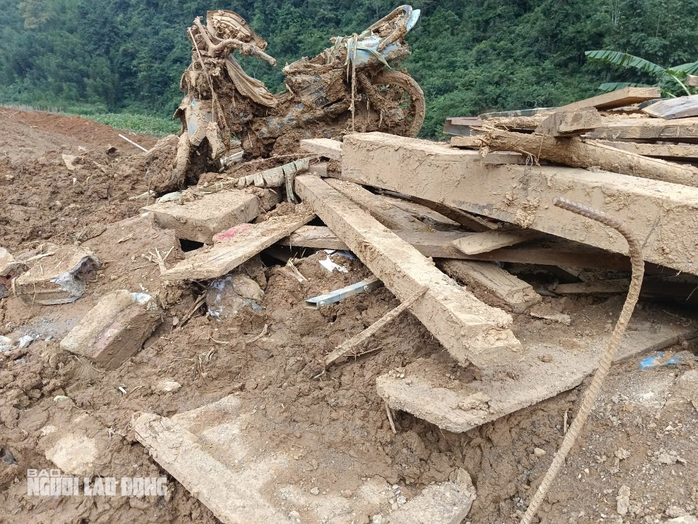 VIDEO: Tan hoang hiện trường vụ sạt lở đất làm 9 người chết, nhiều người bị thương- Ảnh 1. VIDEO: Tan hoang hiện trường vụ sạt lở đất làm 9 người chết, nhiều người bị thương- Ảnh 1.