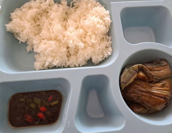 Vụ khay cơm giáo viên chỉ có 2 miếng chả ở BR-VT: Bất ngờ được trả lại tiền- Ảnh 2. Vụ khay cơm giáo viên chỉ có 2 miếng chả ở BR-VT: Bất ngờ được trả lại tiền- Ảnh 2.