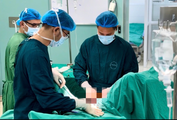 Người đàn ông nguy kịch do hoại tử vùng sinh dục, hậu môn- Ảnh 2. Người đàn ông nguy kịch do hoại tử vùng sinh dục, hậu môn- Ảnh 2.