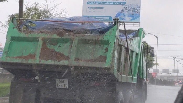 Ám ảnh xe chở vật liệu xây dựng ở Cần Thơ: Đường phố mù mịt khói, bụi- Ảnh 5. Ám ảnh xe chở vật liệu xây dựng ở Cần Thơ: Đường phố mù mịt khói, bụi- Ảnh 5.
