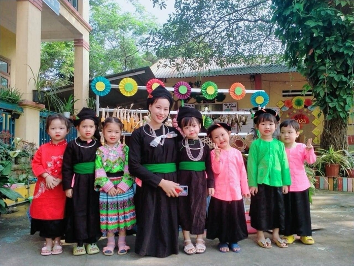 Cô giáo Yên Bái lấm lem bùn đất: Mọi người khen thế chúng tôi ngại lắm!- Ảnh 4. Cô giáo Yên Bái lấm lem bùn đất: Mọi người khen thế chúng tôi ngại lắm!- Ảnh 4.