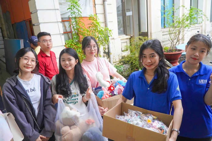 Trung thu ấm áp cho những đứa trẻ "người lớn"- Ảnh 2. Trung thu ấm áp cho những đứa trẻ "người lớn"- Ảnh 2.