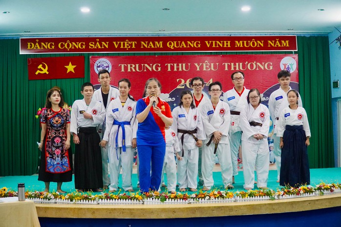 Trung thu ấm áp cho những đứa trẻ "người lớn"- Ảnh 7. Trung thu ấm áp cho những đứa trẻ "người lớn"- Ảnh 7.
