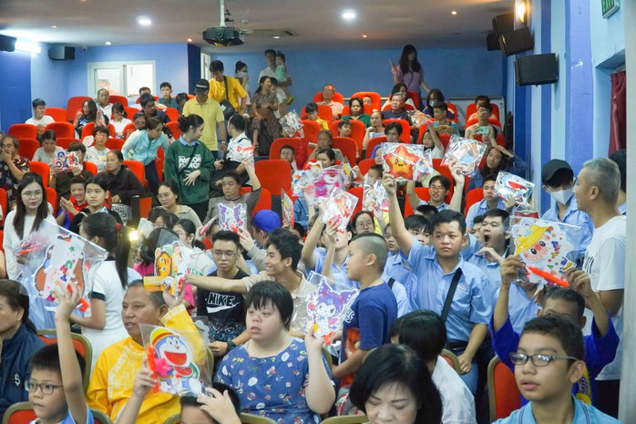 Trung thu ấm áp cho những đứa trẻ "người lớn"- Ảnh 1. Trung thu ấm áp cho những đứa trẻ "người lớn"- Ảnh 1.