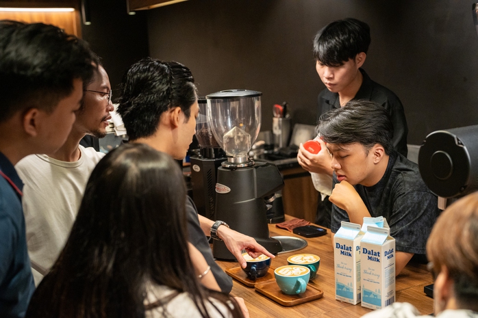 Trong hành trình 15 năm đồng hành cùng ngành pha chế, Dalatmilk luôn là sự lựa chọn hàng đầu của các barista chuyên nghiệp Trong hành trình 15 năm đồng hành cùng ngành pha chế, Dalatmilk luôn là sự lựa chọn hàng đầu của các barista chuyên nghiệp