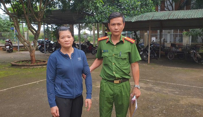 Một phụ nữ chiếm đoạt hơn 300 tờ vé số của người mù vì... nằm mơ trúng số!- Ảnh 1. Một phụ nữ chiếm đoạt hơn 300 tờ vé số của người mù vì... nằm mơ trúng số!- Ảnh 1.