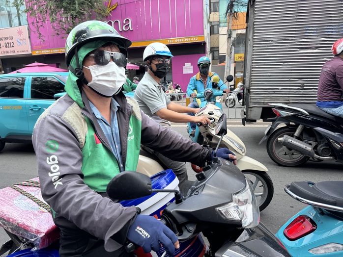 Nhiều tài xế vẫn cặm cụi trong ngày cuối cùng Gojek hoạt động tại Việt Nam- Ảnh 1. Nhiều tài xế vẫn cặm cụi trong ngày cuối cùng Gojek hoạt động tại Việt Nam- Ảnh 1.