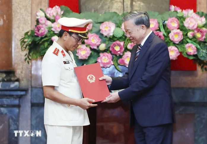Tổng Bí thư, Chủ tịch nước trao quyết định bổ nhiệm Phó Viện trưởng VKSND tối cao- Ảnh 1. Tổng Bí thư, Chủ tịch nước trao quyết định bổ nhiệm Phó Viện trưởng VKSND tối cao- Ảnh 1.