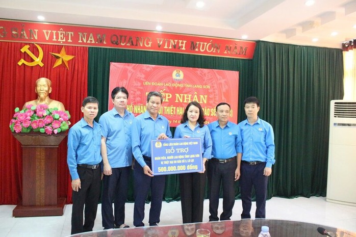 Tổng LĐLĐ Việt Nam tặng quà, hỗ trợ đoàn viên, người lao động bị ảnh hưởng bởi bão số 3- Ảnh 7. Tổng LĐLĐ Việt Nam tặng quà, hỗ trợ đoàn viên, người lao động bị ảnh hưởng bởi bão số 3- Ảnh 7.