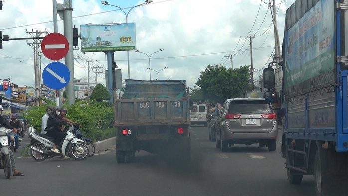 Ám ảnh xe chở vật liệu xây dựng ở Cần Thơ: Đường phố mù mịt khói, bụi- Ảnh 4. Ám ảnh xe chở vật liệu xây dựng ở Cần Thơ: Đường phố mù mịt khói, bụi- Ảnh 4.