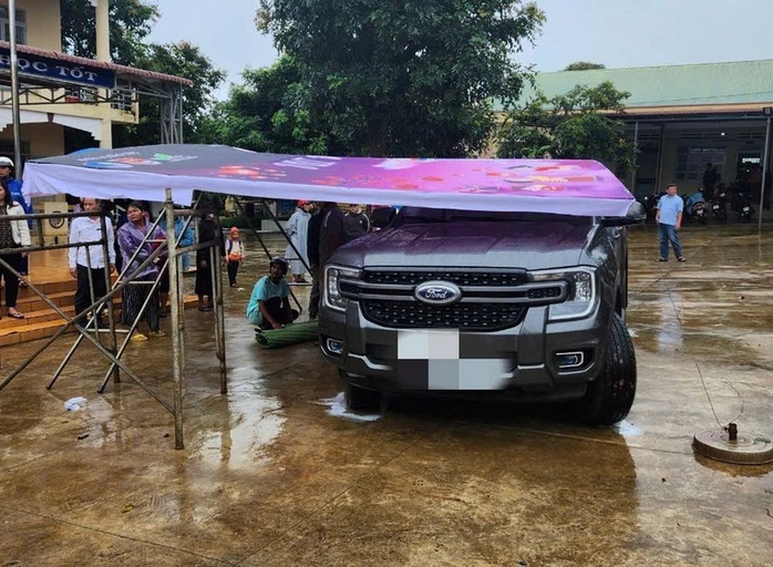 Hiệu trưởng nói gì khi ô tô chạy vào sân trường cán chết học sinh 7 tuổi?- Ảnh 1. Hiệu trưởng nói gì khi ô tô chạy vào sân trường cán chết học sinh 7 tuổi?- Ảnh 1.