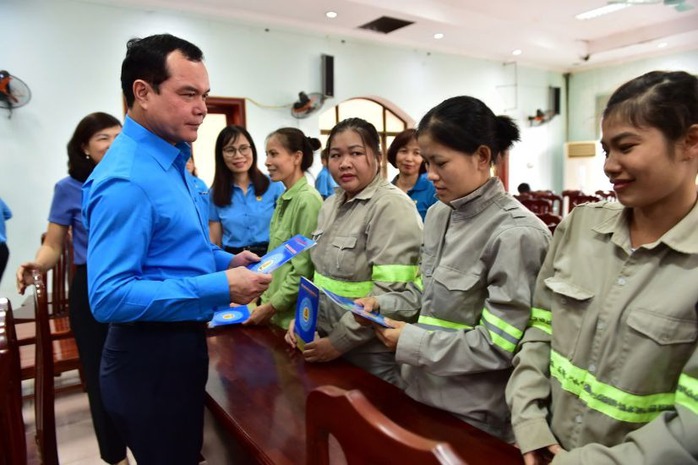 Tổng LĐLĐ Việt Nam tặng quà, hỗ trợ đoàn viên, người lao động bị ảnh hưởng bởi bão số 3- Ảnh 1. Tổng LĐLĐ Việt Nam tặng quà, hỗ trợ đoàn viên, người lao động bị ảnh hưởng bởi bão số 3- Ảnh 1.