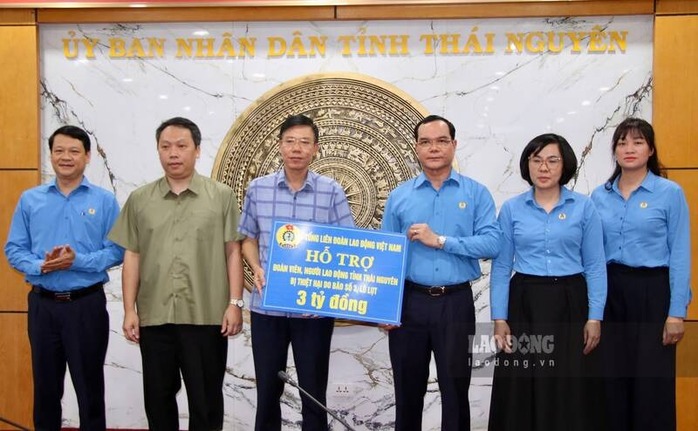 Tổng LĐLĐ Việt Nam tặng quà, hỗ trợ đoàn viên, người lao động bị ảnh hưởng bởi bão số 3- Ảnh 8. Tổng LĐLĐ Việt Nam tặng quà, hỗ trợ đoàn viên, người lao động bị ảnh hưởng bởi bão số 3- Ảnh 8.