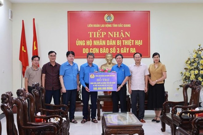 Tổng LĐLĐ Việt Nam tặng quà, hỗ trợ đoàn viên, người lao động bị ảnh hưởng bởi bão số 3- Ảnh 3. Tổng LĐLĐ Việt Nam tặng quà, hỗ trợ đoàn viên, người lao động bị ảnh hưởng bởi bão số 3- Ảnh 3.