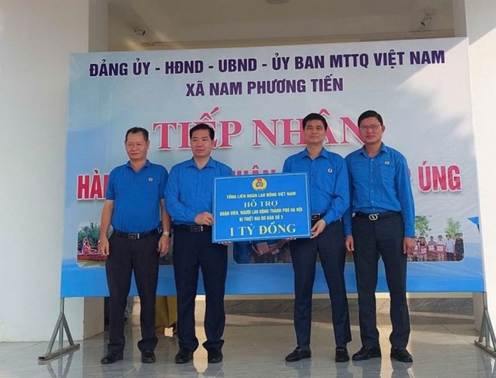 Tổng LĐLĐ Việt Nam tặng quà, hỗ trợ đoàn viên, người lao động bị ảnh hưởng bởi bão số 3- Ảnh 4. Tổng LĐLĐ Việt Nam tặng quà, hỗ trợ đoàn viên, người lao động bị ảnh hưởng bởi bão số 3- Ảnh 4.