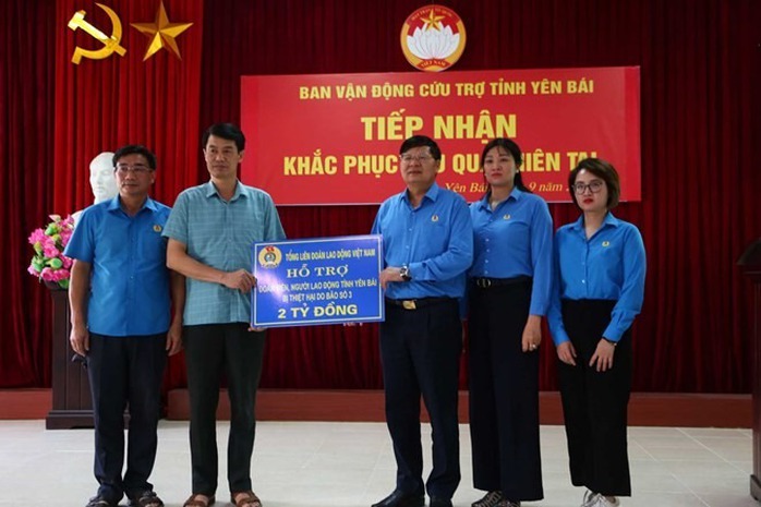 Tổng LĐLĐ Việt Nam tặng quà, hỗ trợ đoàn viên, người lao động bị ảnh hưởng bởi bão số 3- Ảnh 6. Tổng LĐLĐ Việt Nam tặng quà, hỗ trợ đoàn viên, người lao động bị ảnh hưởng bởi bão số 3- Ảnh 6.