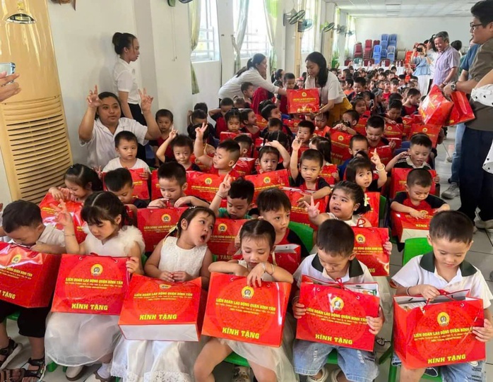 Mang Trung thu đến với hàng ngàn con người lao động khó khăn- Ảnh 4. Mang Trung thu đến với hàng ngàn con người lao động khó khăn- Ảnh 4.