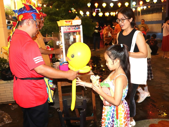 Mang Trung thu đến với hàng ngàn con người lao động khó khăn- Ảnh 6. Mang Trung thu đến với hàng ngàn con người lao động khó khăn- Ảnh 6.
