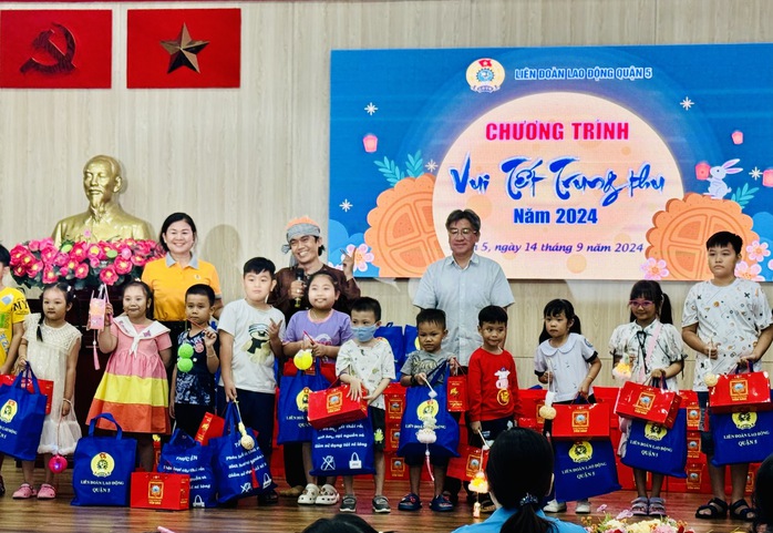 Mang Trung thu đến với hàng ngàn con người lao động khó khăn- Ảnh 5. Mang Trung thu đến với hàng ngàn con người lao động khó khăn- Ảnh 5.