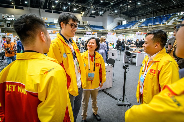 Lê Quang Liêm thắng nhà vô địch thế giới, tuyển Việt Nam bất bại tại Olympiad cờ vua 2024- Ảnh 6. Lê Quang Liêm thắng nhà vô địch thế giới, tuyển Việt Nam bất bại tại Olympiad cờ vua 2024- Ảnh 6.