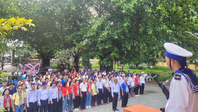 Nguyên Chủ tịch Tổng LĐLĐ Việt Nam thăm Nhà giàn DKI/10- Ảnh 1. Nguyên Chủ tịch Tổng LĐLĐ Việt Nam thăm Nhà giàn DKI/10- Ảnh 1.