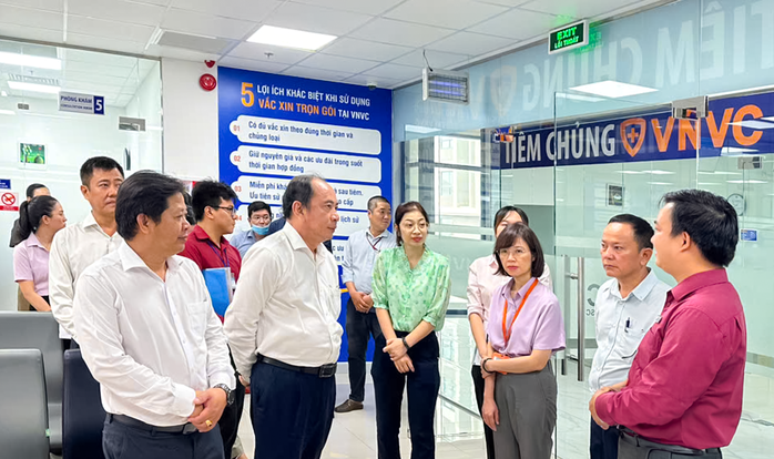 PGS.TS Tăng Chí Thượng (hàng đầu, thứ hai từ trái qua) và Phó Giám đốc Trung tâm kiểm soát bệnh tật TP HCM - ThS.BS Lê Hồng Nga (áo tím) đến thăm và giám sát việc triển khai chiến dịch tiêm vắc-xin sởi miễn phí cho trẻ từ 1-10 tuổi vào sáng 17-9 tại VNVC Quận 8 (TP HCM) PGS.TS Tăng Chí Thượng (hàng đầu, thứ hai từ trái qua) và Phó Giám đốc Trung tâm kiểm soát bệnh tật TP HCM - ThS.BS Lê Hồng Nga (áo tím) đến thăm và giám sát việc triển khai chiến dịch tiêm vắc-xin sởi miễn phí cho trẻ từ 1-10 tuổi vào sáng 17-9 tại VNVC Quận 8 (TP HCM)