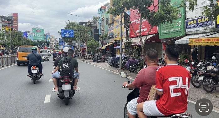 Một số hành vi vi phạm luật lệ giao thông thường thấy trên nhiều tuyến đường ở TP HCMẢnh: KHÁNH LINH Một số hành vi vi phạm luật lệ giao thông thường thấy trên nhiều tuyến đường ở TP HCMẢnh: KHÁNH LINH