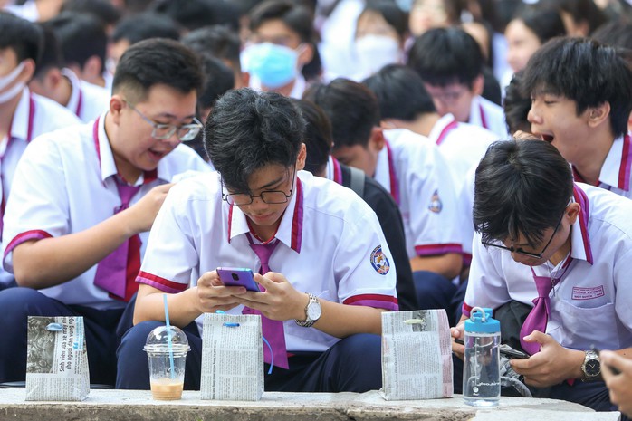 Theo quy định của Bộ Giáo dục và Đào tạo, học sinh không được sử dụng điện thoại nhưng không cấm dùng trong giờ giải laoẢnh: Hoàng Triều Theo quy định của Bộ Giáo dục và Đào tạo, học sinh không được sử dụng điện thoại nhưng không cấm dùng trong giờ giải laoẢnh: Hoàng Triều