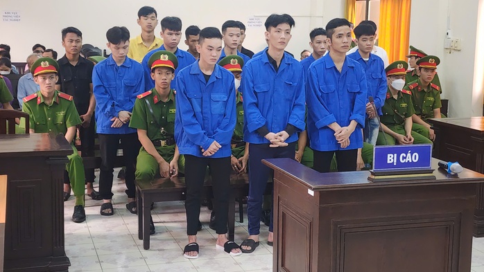 Băng cướp khiến người đi đường khiếp sợ bị phạt gần 100 năm tù- Ảnh 1. Băng cướp khiến người đi đường khiếp sợ bị phạt gần 100 năm tù- Ảnh 1.