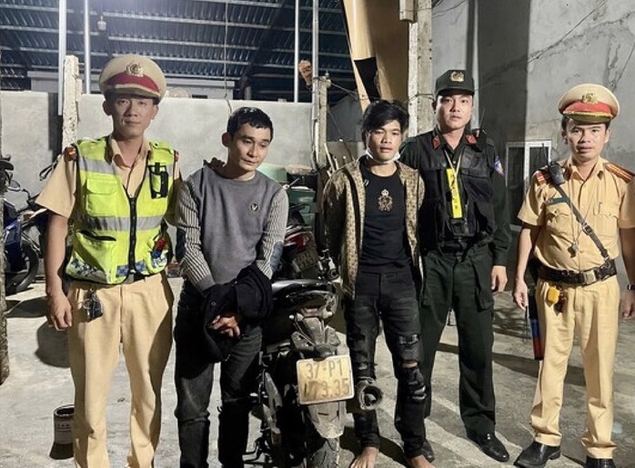 CSGT Bình Định bắt nóng 2 tên cướp đến từ Gia Lai- Ảnh 1. CSGT Bình Định bắt nóng 2 tên cướp đến từ Gia Lai- Ảnh 1.