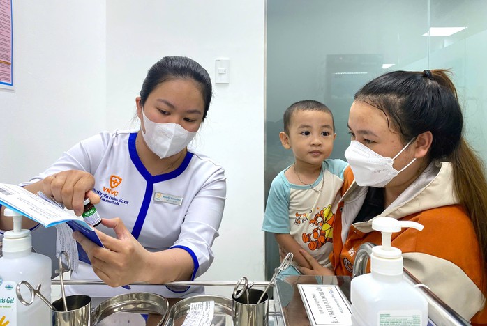 Nhiều phụ huynh đưa trẻ đến Trung tâm tiêm chủng VNVC tiêm vắc-xin sởi miễn phí từ ngày 16-9 Nhiều phụ huynh đưa trẻ đến Trung tâm tiêm chủng VNVC tiêm vắc-xin sởi miễn phí từ ngày 16-9