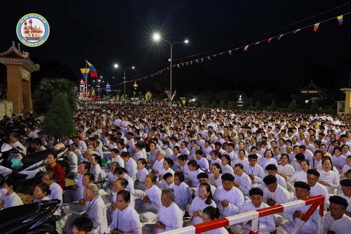 Hàng chục ngàn người đổ về Tòa thánh Tây Ninh dự đại lễ- Ảnh 3. Hàng chục ngàn người đổ về Tòa thánh Tây Ninh dự đại lễ- Ảnh 3.