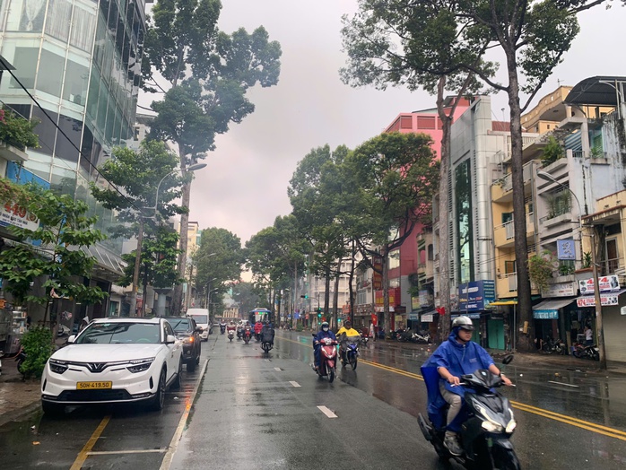 Thời tiết hôm nay 18-9: TP HCM và Nam Bộ tiếp tục có mưa lớn- Ảnh 2. Thời tiết hôm nay 18-9: TP HCM và Nam Bộ tiếp tục có mưa lớn- Ảnh 2.
