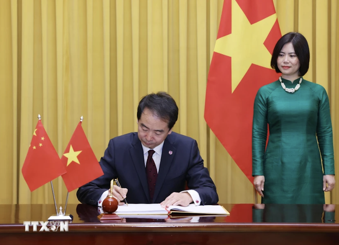 Tổng Bí thư, Chủ tịch nước Tô Lâm tiếp Đại sứ Trung Quốc trình Quốc thư- Ảnh 6. Tổng Bí thư, Chủ tịch nước Tô Lâm tiếp Đại sứ Trung Quốc trình Quốc thư- Ảnh 6.