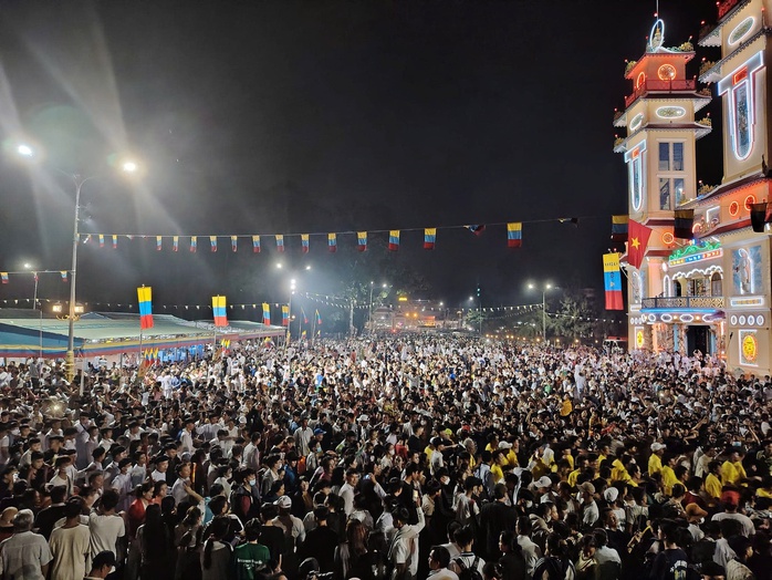 Hàng chục ngàn người đổ về Tòa thánh Tây Ninh dự đại lễ- Ảnh 2. Hàng chục ngàn người đổ về Tòa thánh Tây Ninh dự đại lễ- Ảnh 2.