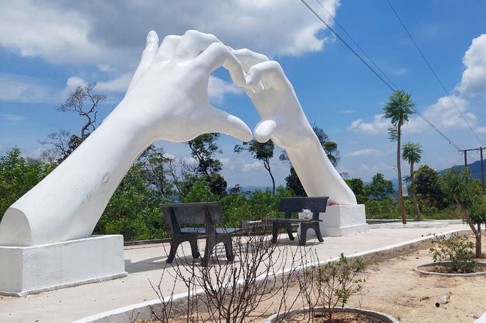 Kiểm điểm xã đặc biệt khó khăn chi gần nửa tỉ đồng xây biểu tượng 2 cánh tay- Ảnh 1. Kiểm điểm xã đặc biệt khó khăn chi gần nửa tỉ đồng xây biểu tượng 2 cánh tay- Ảnh 1.