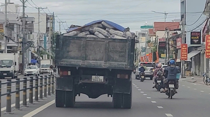 Một phương tiện chở vật liệu không che chắn cẩn thận Một phương tiện chở vật liệu không che chắn cẩn thận
