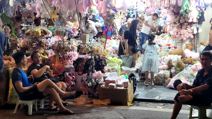 Tết Trung thu gần qua, người bán đồ chơi mòn mỏi ngóng khách- Ảnh 1. Tết Trung thu gần qua, người bán đồ chơi mòn mỏi ngóng khách- Ảnh 1.