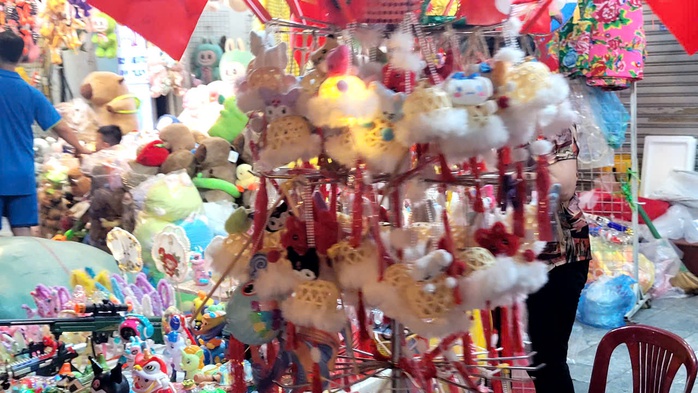 Tết Trung thu gần qua, người bán đồ chơi mòn mỏi ngóng khách- Ảnh 4. Tết Trung thu gần qua, người bán đồ chơi mòn mỏi ngóng khách- Ảnh 4.