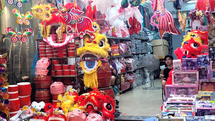 Tết Trung thu gần qua, người bán đồ chơi mòn mỏi ngóng khách- Ảnh 5. Tết Trung thu gần qua, người bán đồ chơi mòn mỏi ngóng khách- Ảnh 5.